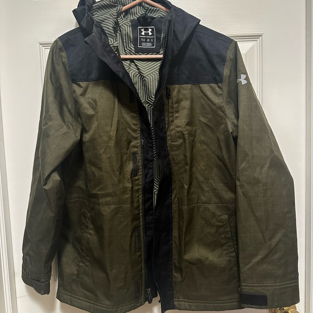 Boys Under Armour youth jacket large. Excellent condition, barely worn.🤩